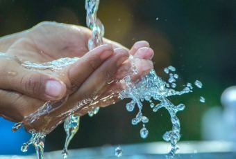 вода на руках