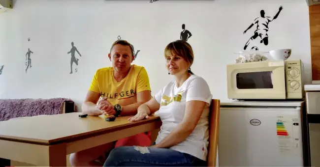 Тереза и Даниэль сидят за столом