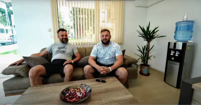 Двое мужчин за столом в офисе