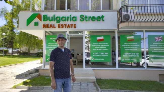 Клиент на фоне офиса Bulgaria Street