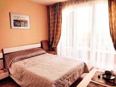 кровать в гостиной