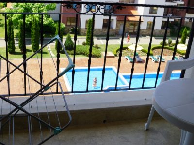 терраса с видом на бассейн