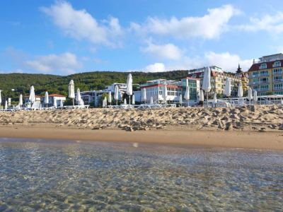комплекс на первой линии моря
