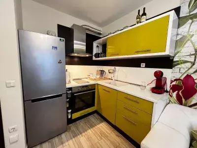Кухонный гарнитур и холодильник