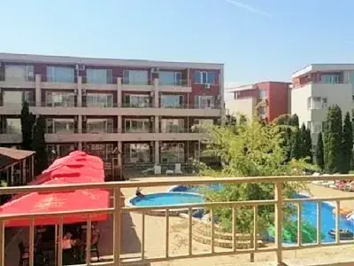 Вид из балкона на бассейн