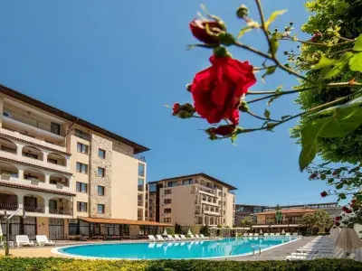 Красивая территория комплекса Rose Village