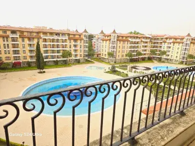 вид на бассейн в комплексе Royal Sun