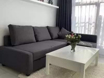 диван в комнате
