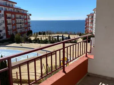 Видно море и с террасы квартиры в комплексе Panorama Fort