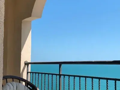 Непосредственный вид на море из квартиры