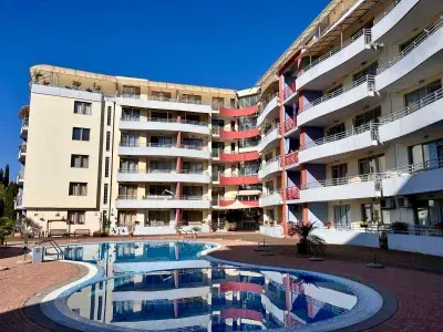 Бассейн и фасад комплекса адмирал Plaza