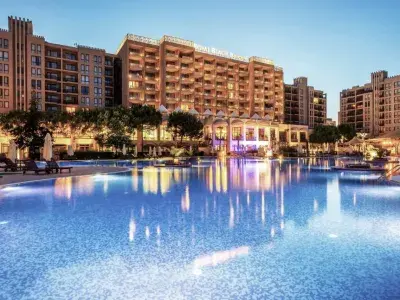 Бассейн и фасад комплекса Barcello Royal Beach
