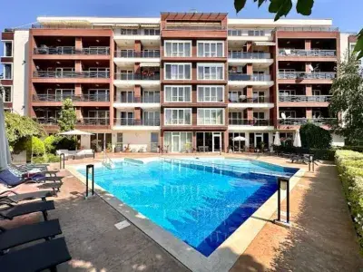 Бассейн перед комплексом омега Resort