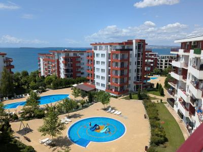вид на территорию, бассейн и море