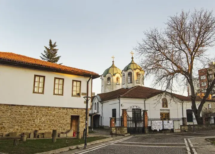 Улица с домом в Болгарии