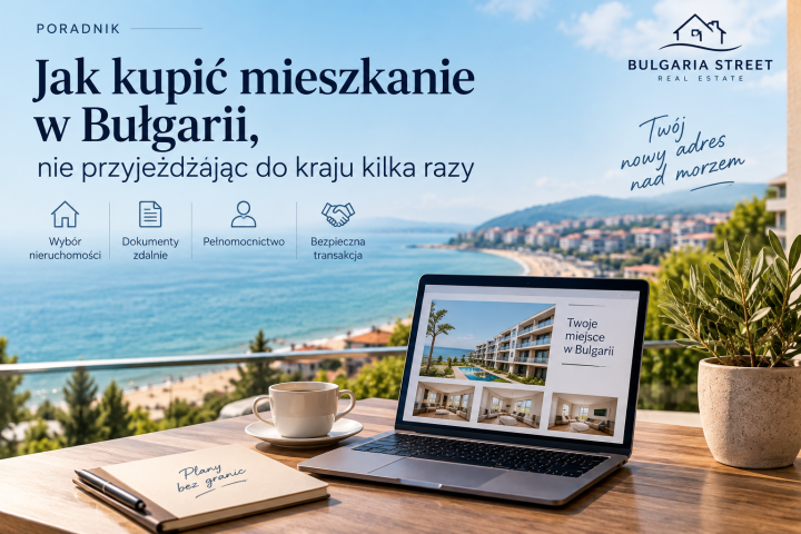 Море, горы, ноутбук на столе на террасе