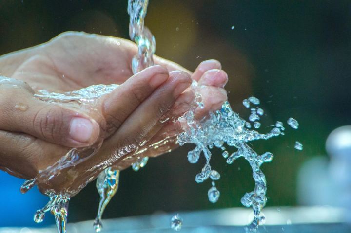 вода на руках