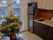 гостиная комната с кухонным боксом