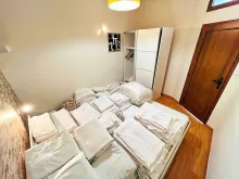 кровать в спальне