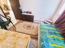 спальня с двумя кроватями