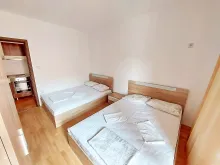 спальня с двумя кроватями