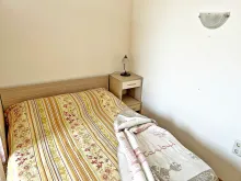 кровать в гостиной