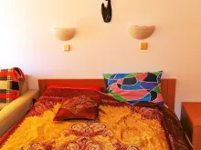 кровать в спальне