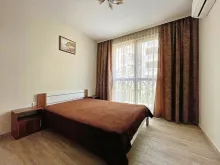 кровать в спальне