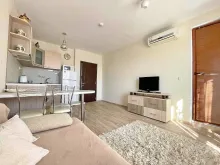 диван в гостиной комнате