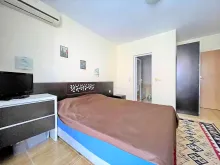 кровать в гостиной