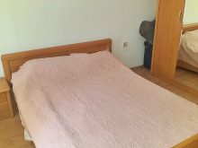кровать в спальне