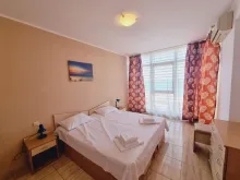 кровать в спальне
