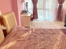 кровать в спальне