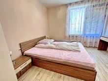 двухспальная кровать в спальне