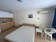 кровать в гостиной
