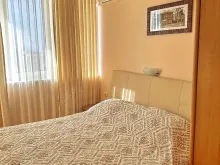 кровать в спальне
