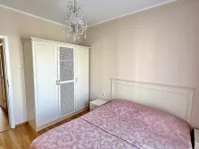 кровать в спальне