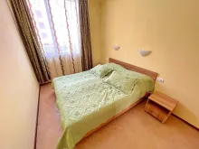 кровать в спальне