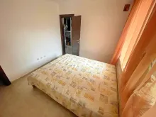 кровать в спальне