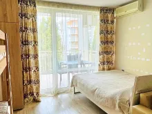 кровать в гостиной