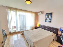 кровать в спальне