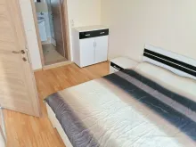 кровать в спальне