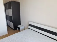 кровать в спальне
