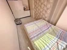 кровать в спальне