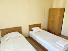 две кровати в спальне
