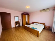 кровать в спальне