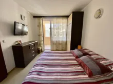 кровать в спальне