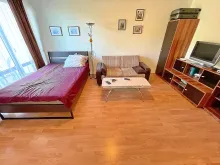 кровать в комнате