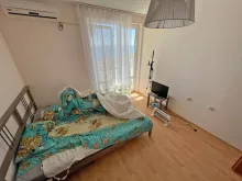 кровать в спальне