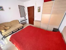 кровать в спальне
